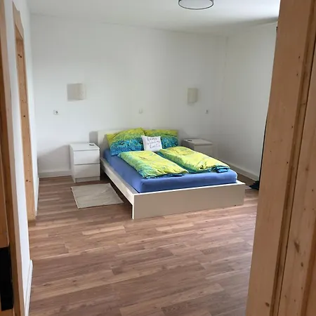 Beautiful, Renovated, Private Above Bakery דירה