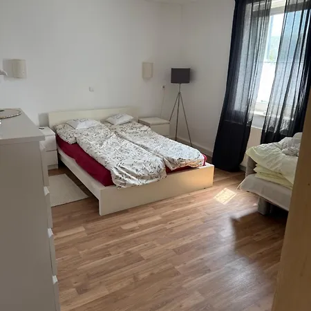 Beautiful, Renovated, Private Above Bakery דירה